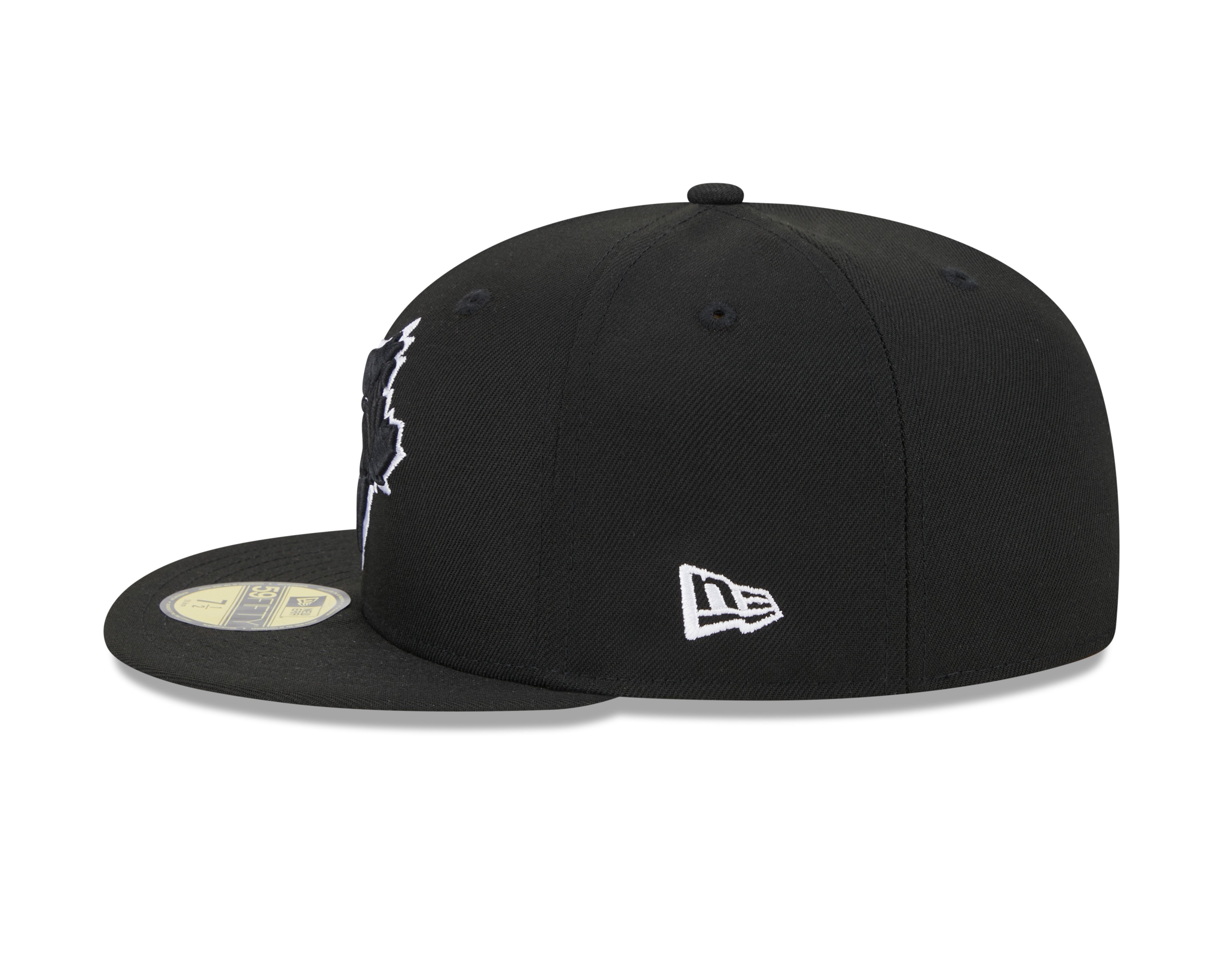 Sort New Era 59FIFTY fitted cap med Toronto Blue Jays logo og WS 1993 grafik set fra siden.