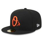 Sort New Era 59FIFTY fitted cap med Baltimore Orioles logo og 1993-tekst, foran visende cap med flat brem, detaljer.