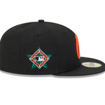 Sort New Era 59FIFTY fitted cap med Baltimore Orioles logo og AST 1993, set fra højre side.