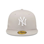 New Era 59FIFTY fitted cap med Yankees logo i sten og hvid, sports- og baseballstil, foran set fra siden