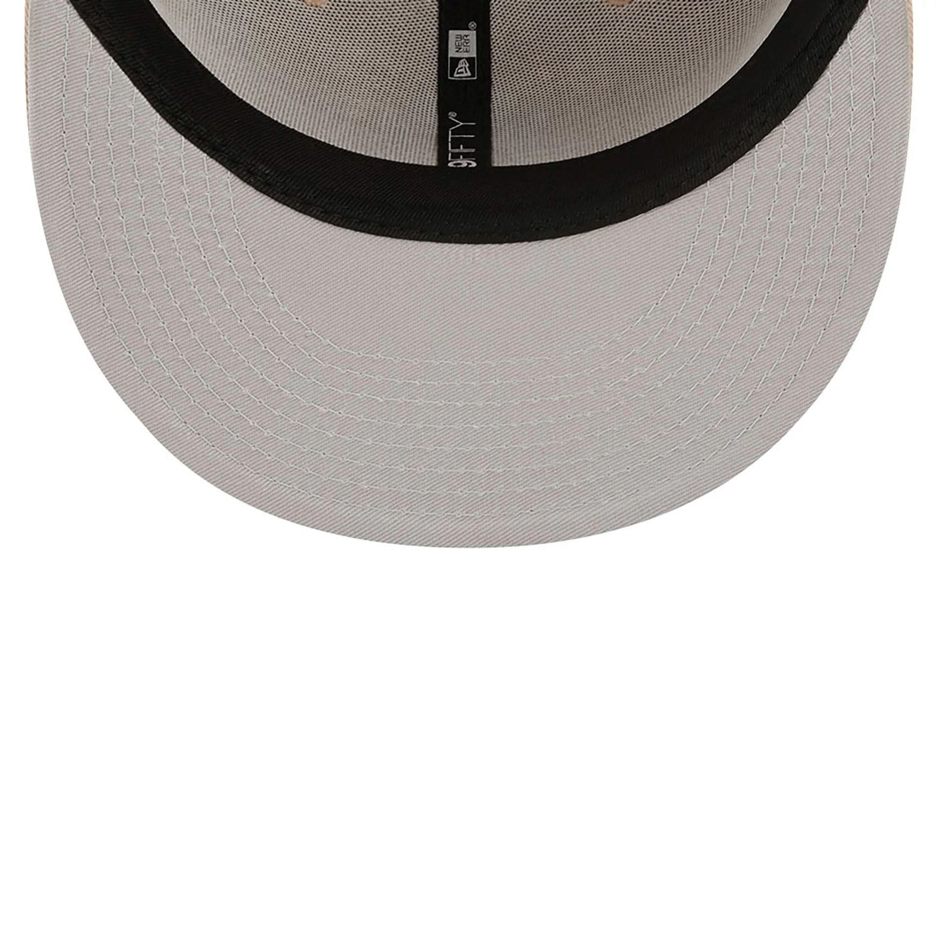 New Era 59FIFTY fitted cap til League Essential kollektion med Yankees-logo i sten- og hvidfarver, synligt fra forsiden.