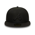 Sort New Era 59FIFTY fitted baseballkasket med Atlanta Braves logo, sort på sort design, foran vises kasket med flat top.