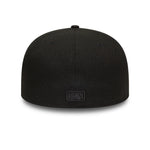 Sort New Era 59FIFTY fitted cap med Atlanta Braves logo i sort på sort design, vises fra front.