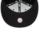 Sort New Era 59FIFTY Fitted Cap med Atlanta Braves logo, sort på sort design, justerbar kasket til fans og samlere.