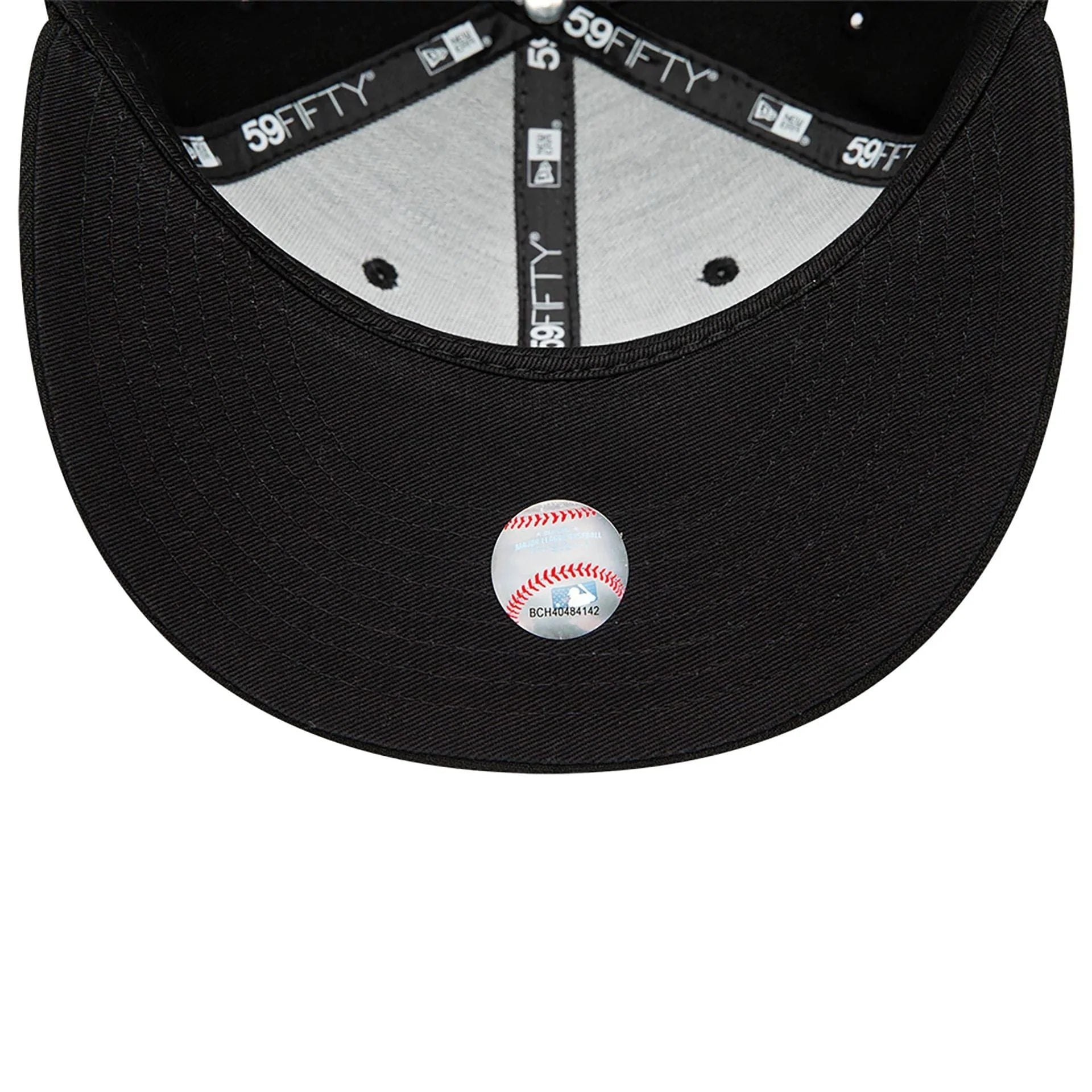 Sort New Era 59FIFTY Fitted Cap med Atlanta Braves logo, sort på sort design, justerbar kasket til fans og samlere.