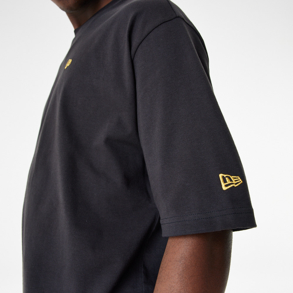New Era - NE Sticker Tee Oversize - Black - Headz Up 