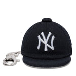 Nøglering med miniature New Era New York Yankees baseballkasket, tilbehør i detaljeret design.
