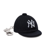 Nøglekæde med mini Yankees baseballkasket fra New Era, sports- og fan-tilbehør, synligt i billedet.