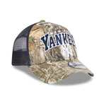 Dame New Era 9FORTY A-Frame trucker cap med Yankees-logo og Realtree camo mønster, justerbar snapback for komfort.