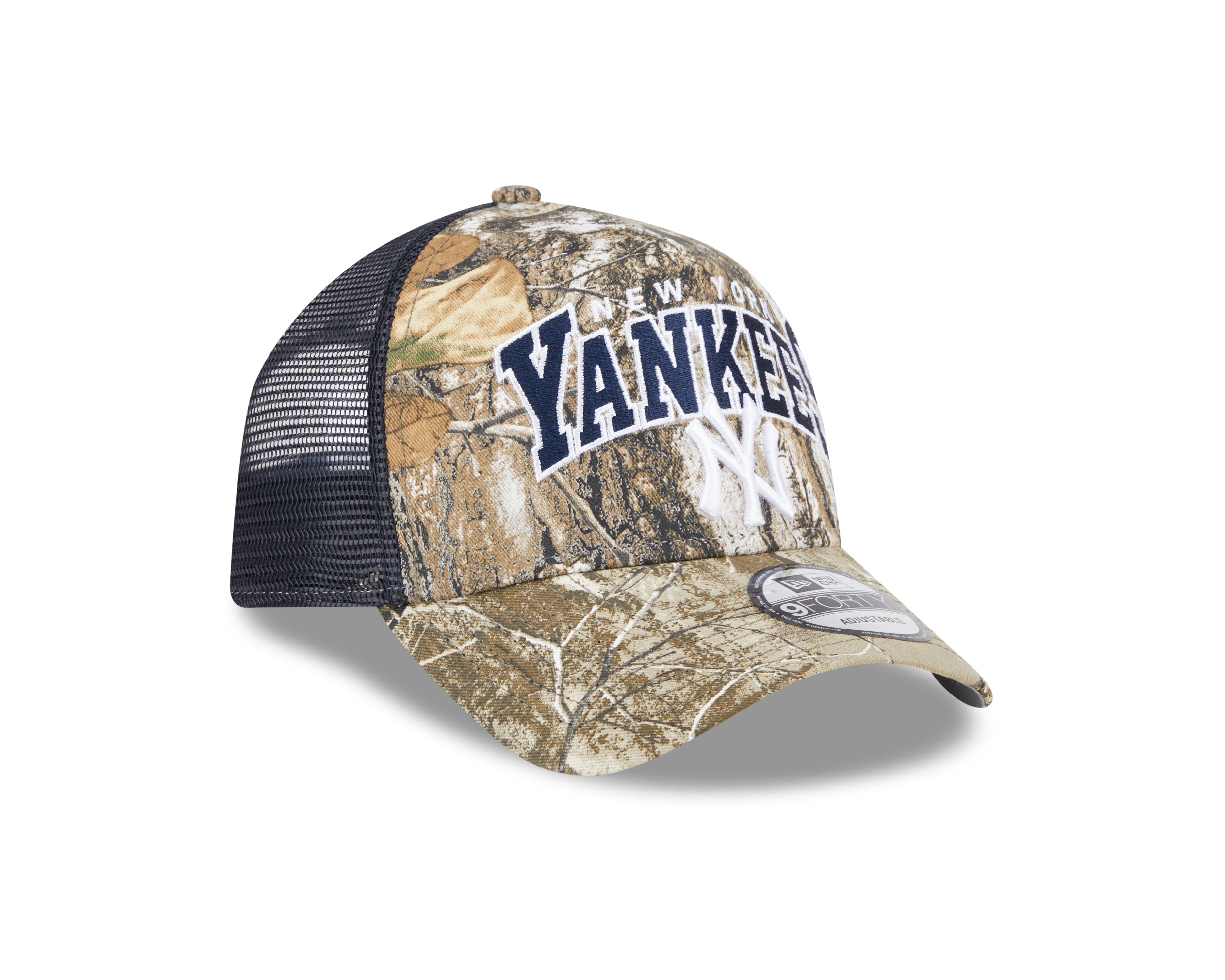 Dame New Era 9FORTY A-Frame trucker cap med Yankees-logo og Realtree camo mønster, justerbar snapback for komfort.