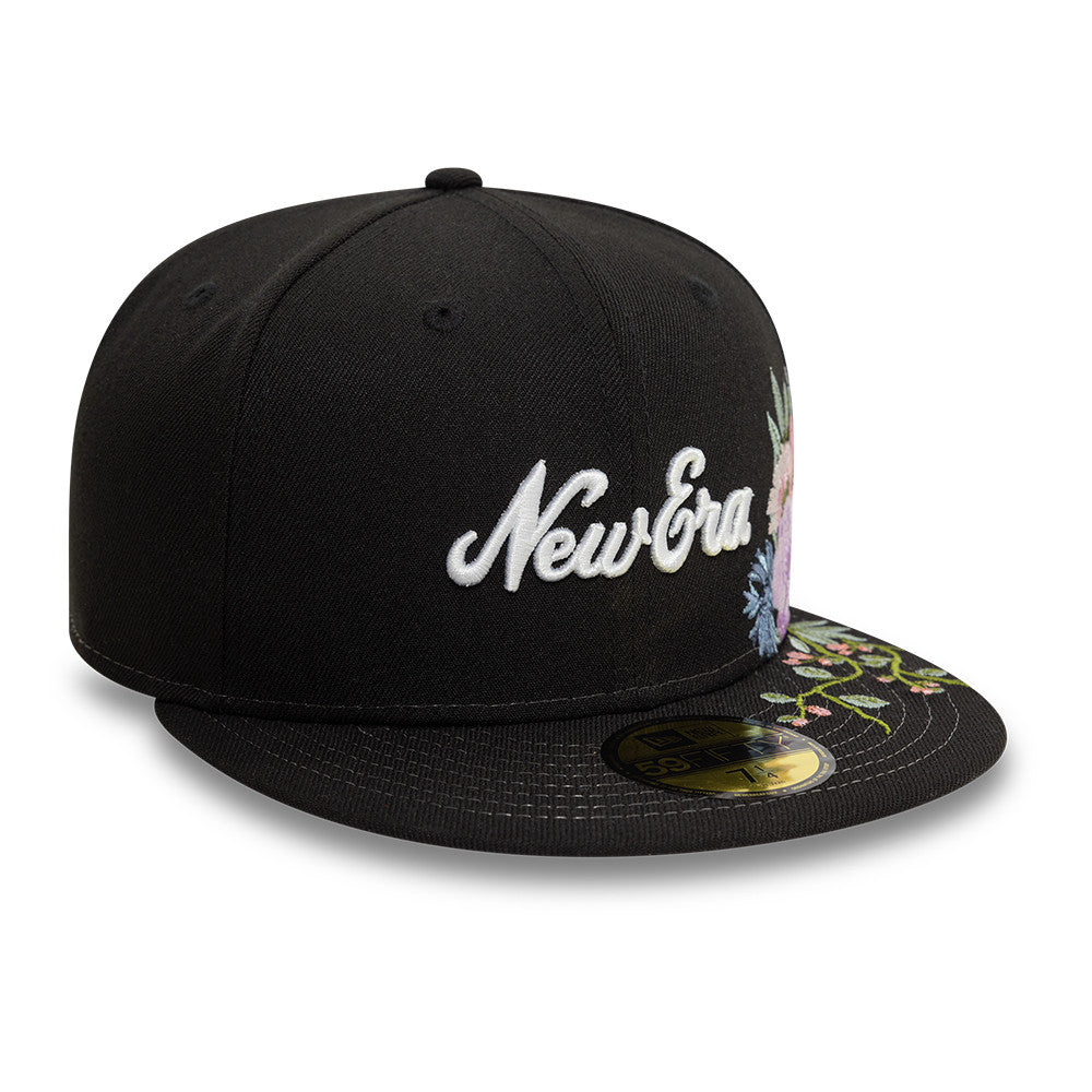 Sort New Era 59FIFTY fitted cap med blomsterbroderi, klassisk design og flat top.