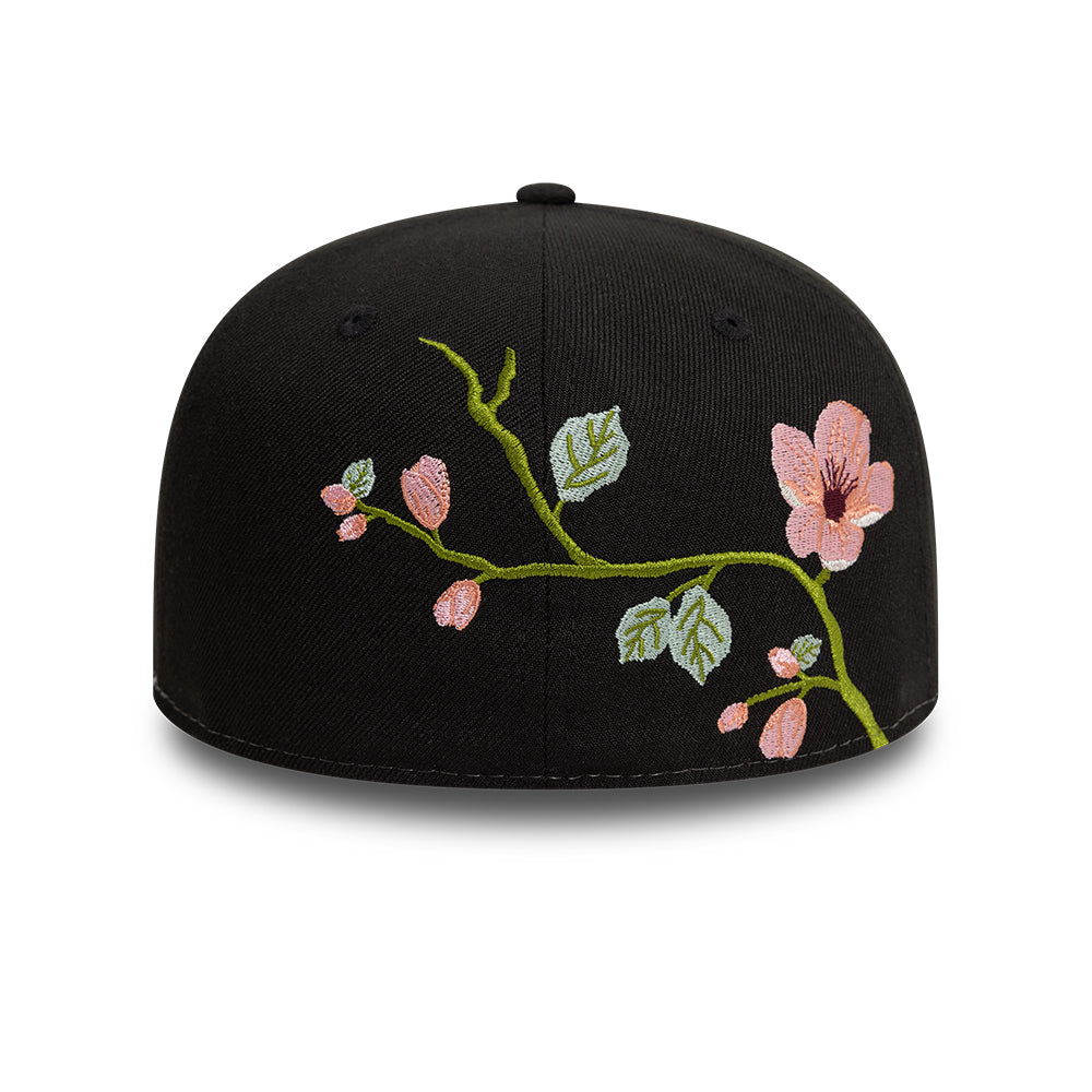 Sort New Era 59FIFTY fitted cap med blomsterbroderi, klassisk design og komfortabel pasform.