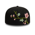 Sort New Era 59FIFTY fitted cap med blomsterbroderi, klassisk design og komfortabel pasform.