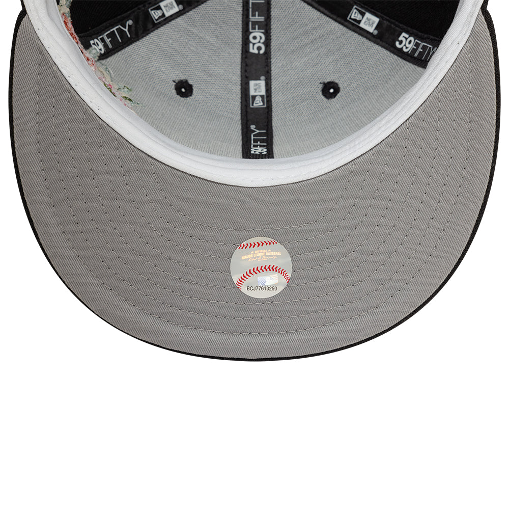 Sort New Era 59FIFTY fitted cap med blomsterbroderi, klassisk design og komfortabel pasform.