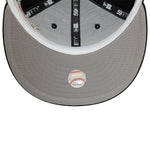 Sort New Era 59FIFTY fitted cap med blomsterbroderi, klassisk design og komfortabel pasform.