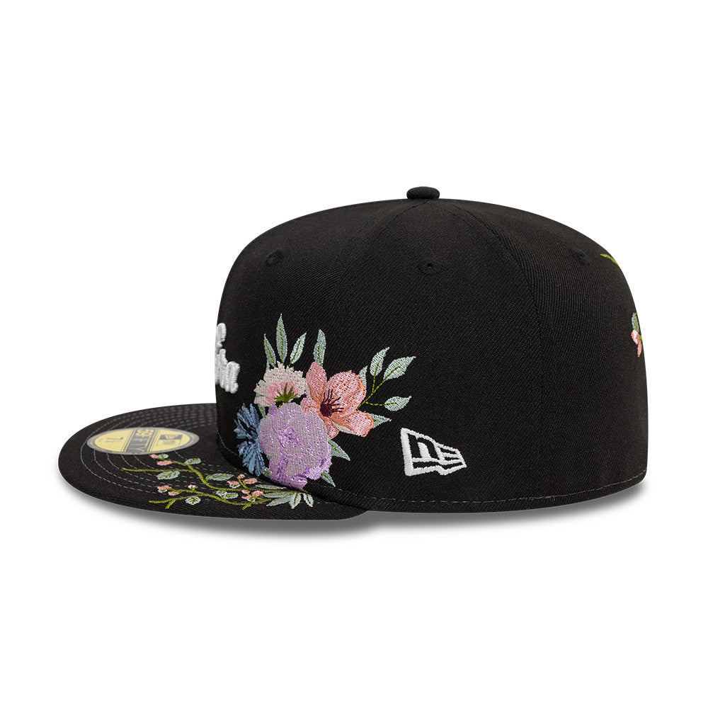Sort New Era 59FIFTY fitted kasket med blomsterbroderi, klassisk design og flat top.