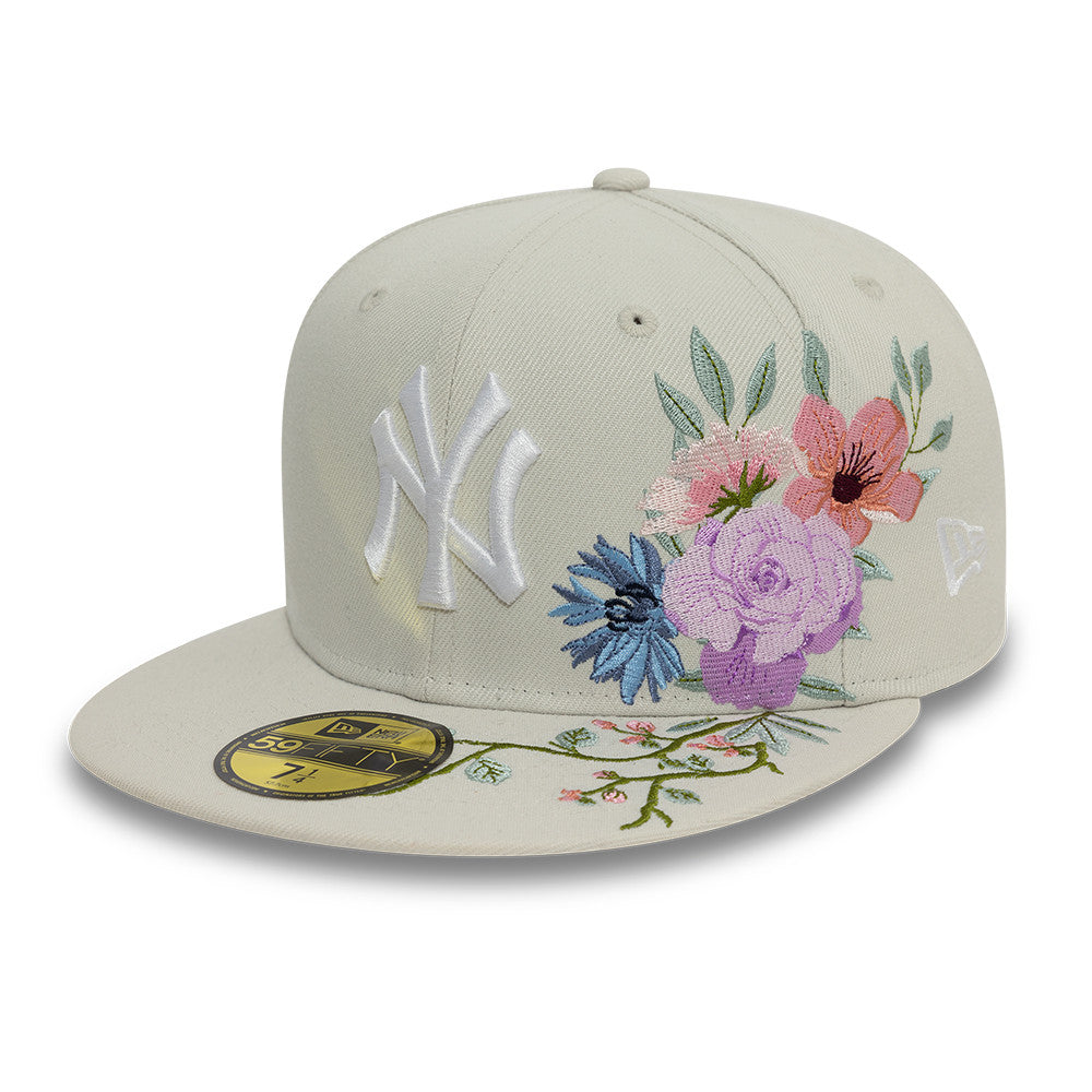 New Era 59FIFTY fitted Yankees kasket med blomsterbroderi i stenfarvet, klassisk baseballkasket design.