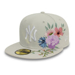 New Era 59FIFTY fitted Yankees kasket med blomsterbroderi i stenfarvet, klassisk baseballkasket design.