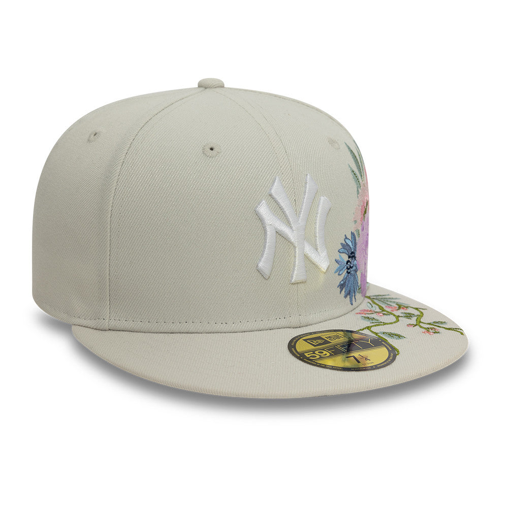 New Era 59FIFTY fitted Yankees cap med blomsterbroderi i stenfarve, klassisk baseball kasket med logo og floral detaljer.