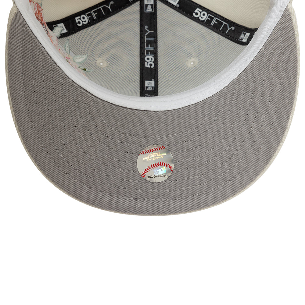 New Era 59FIFTY Yankees cap med blomsterbroderi i stenfarvet, flot og stilfuldt tilbehør til fans af baseball og New York Yankees.