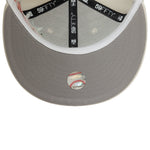 New Era 59FIFTY Yankees cap med blomsterbroderi i stenfarvet, flot og stilfuldt tilbehør til fans af baseball og New York Yankees.