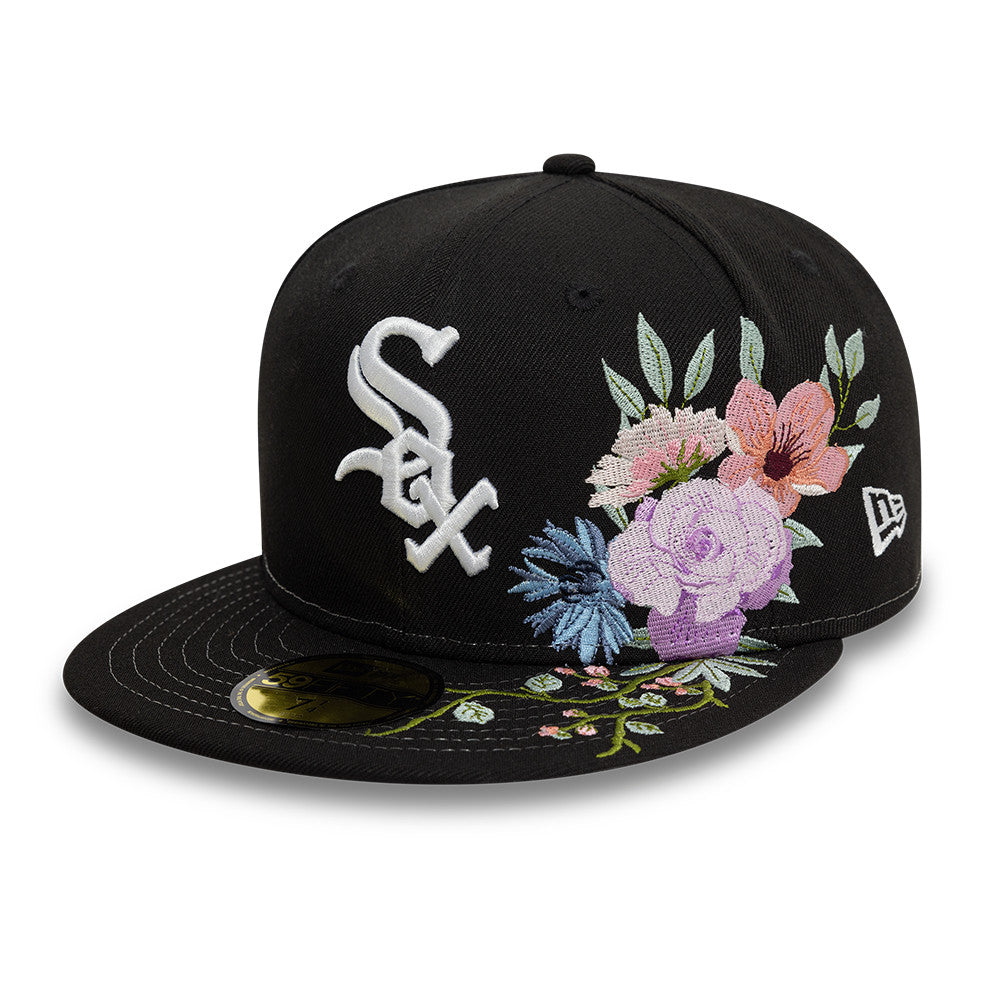 Sort New Era 59FIFTY fitted cap med hvid Sox logo og blomsterbroderi, designet til Chicago White Sox fans.