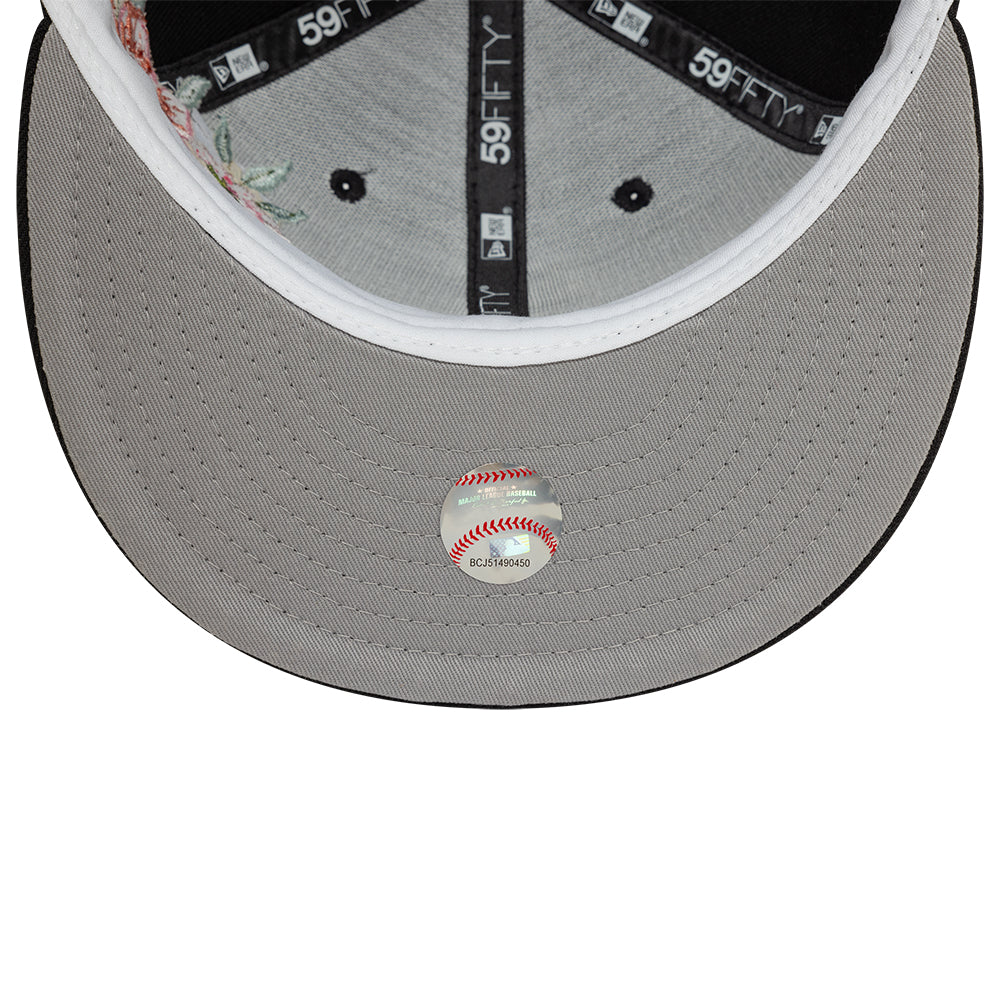 Sort New Era 59FIFTY fitted cap med Chicago White Sox floral broderi og logo, klassisk baseballhætte.