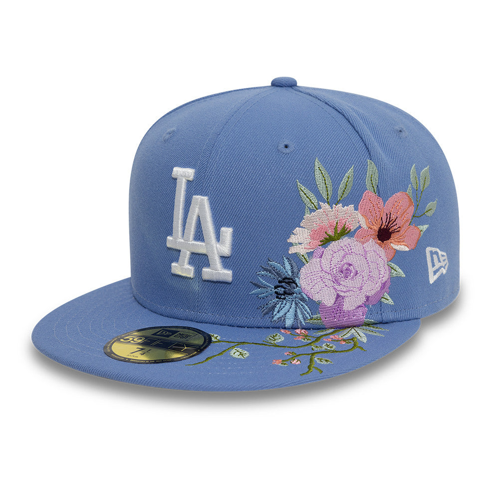 Lyseblå New Era 59FIFTY fitted cap med blomsterbroderi og Dodgers-logo, sportstøj til fans af baseball.