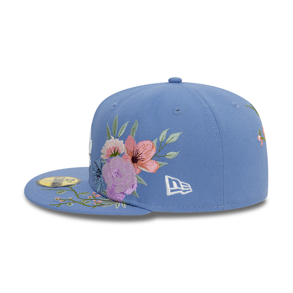 New Era 59FIFTY fitted cap med lyseblå farve og floral broderi af Los Angeles Dodgers, moderne baseballkappe.