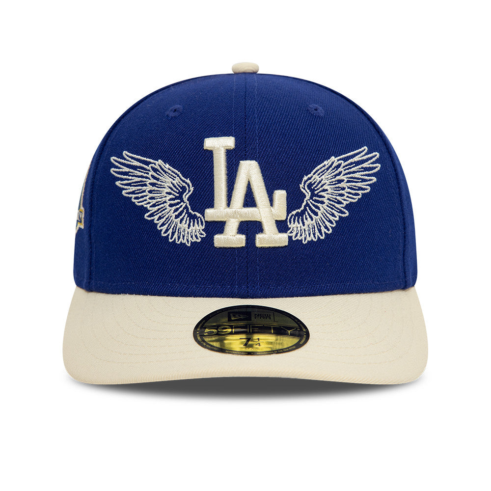 Blå New Era 59FIFTY fitted cap med Los Angeles Dodgers TEAM WINGS logo, sportsmode, tæt på, foran.