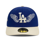 Blå New Era 59FIFTY fitted cap med Los Angeles Dodgers TEAM WINGS logo, sportsmode, tæt på, foran.