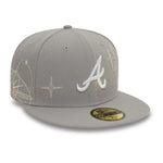 Grå New Era 59FIFTY fitted kasket med Atlanta Braves logo og zodiac-design, perfekt til sport- og baseballfans.