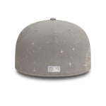Grå New Era 59FIFTY Fitted Cap med Atlanta Braves logo og Zodiac-design, perfekt til fans og samlere.