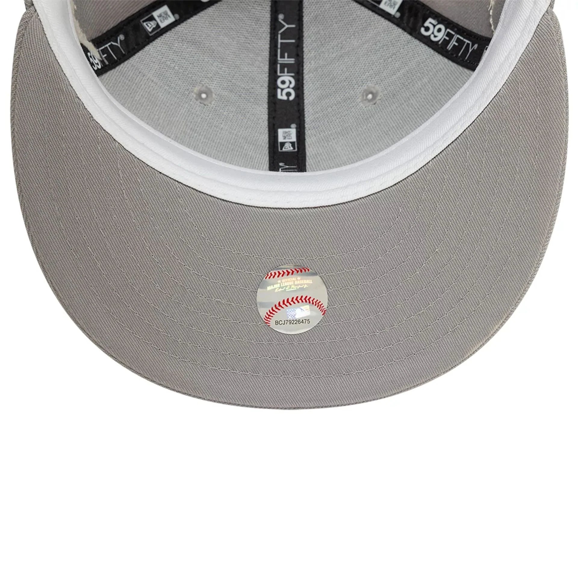 Grå New Era 59FIFTY fitted cap med Atlanta Braves og ZODIAC-logo, velegnet til fans og samlere