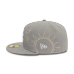 Grå New Era 59FIFTY fitted cap med Atlanta Braves logo og Zodiac design, til fans af baseball og sportstil.