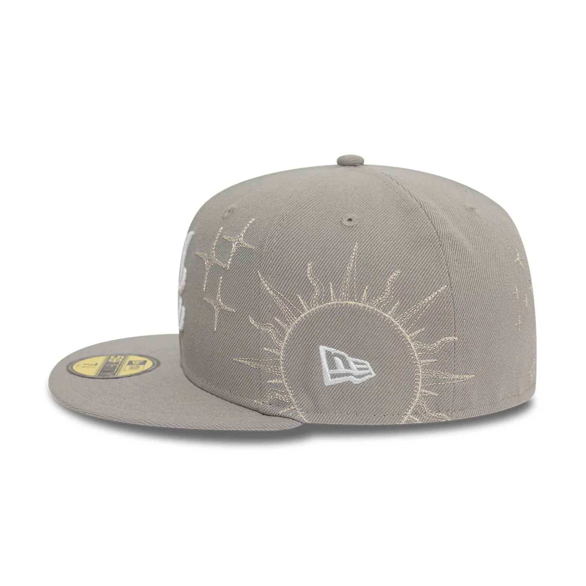 Grå New Era 59FIFTY fitted cap med Atlanta Braves logo og Zodiac design, til fans af baseball og sportstil.