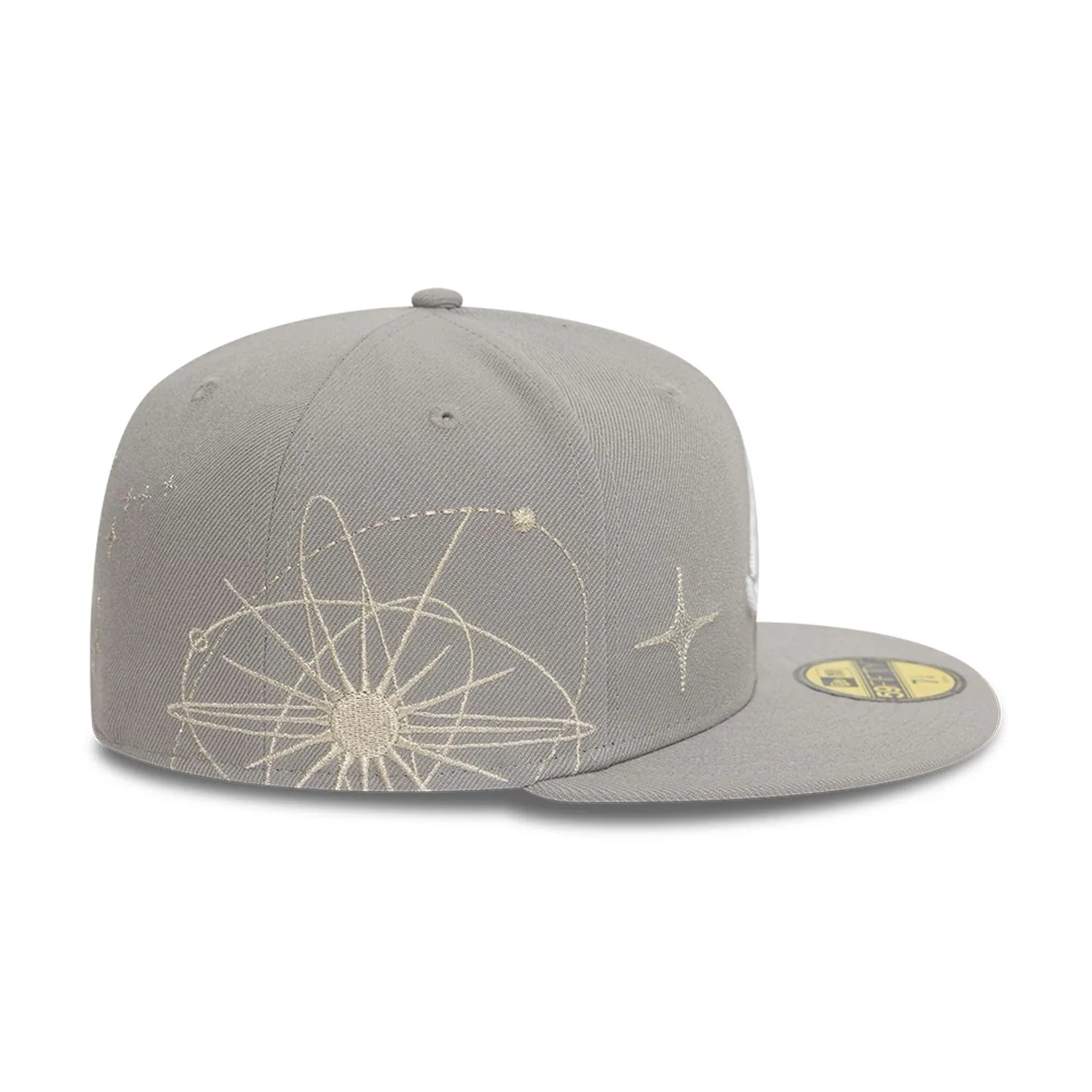 Grå New Era 59FIFTY fitted kasket med Atlanta Braves ZODIAC logo, flat brim og justerbar pasform.