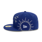 Blå New Era 59FIFTY fitted cap med Los Angeles Dodgers logo og zodiac-design, afslappet sportsstil.