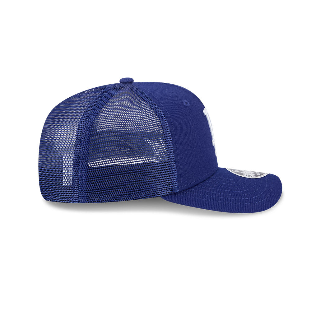New Era 9SEVENTY stretch mesh snapback cap med Los Angeles Dodgers logo og blå farver, foran set fra siden