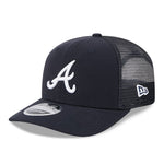 Danish: New Era 9SEVENTY Stretch Mesh snapback hat med Atlanta Braves logo, blå mesh, justerbar snapback, sportstil.