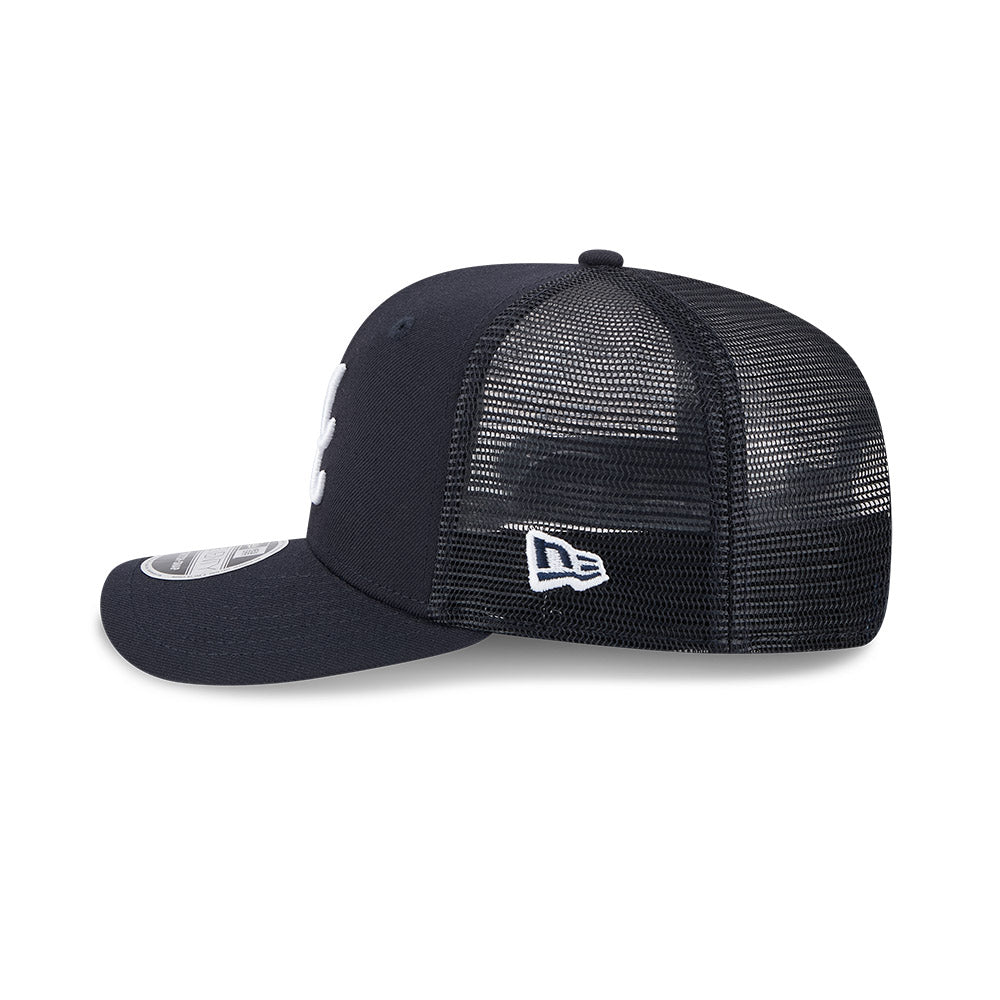 New Era 9SEVENTY stretch mesh snapback cap med Atlanta Braves logo, blåt og hvidt mesh design, afslappet sportstil