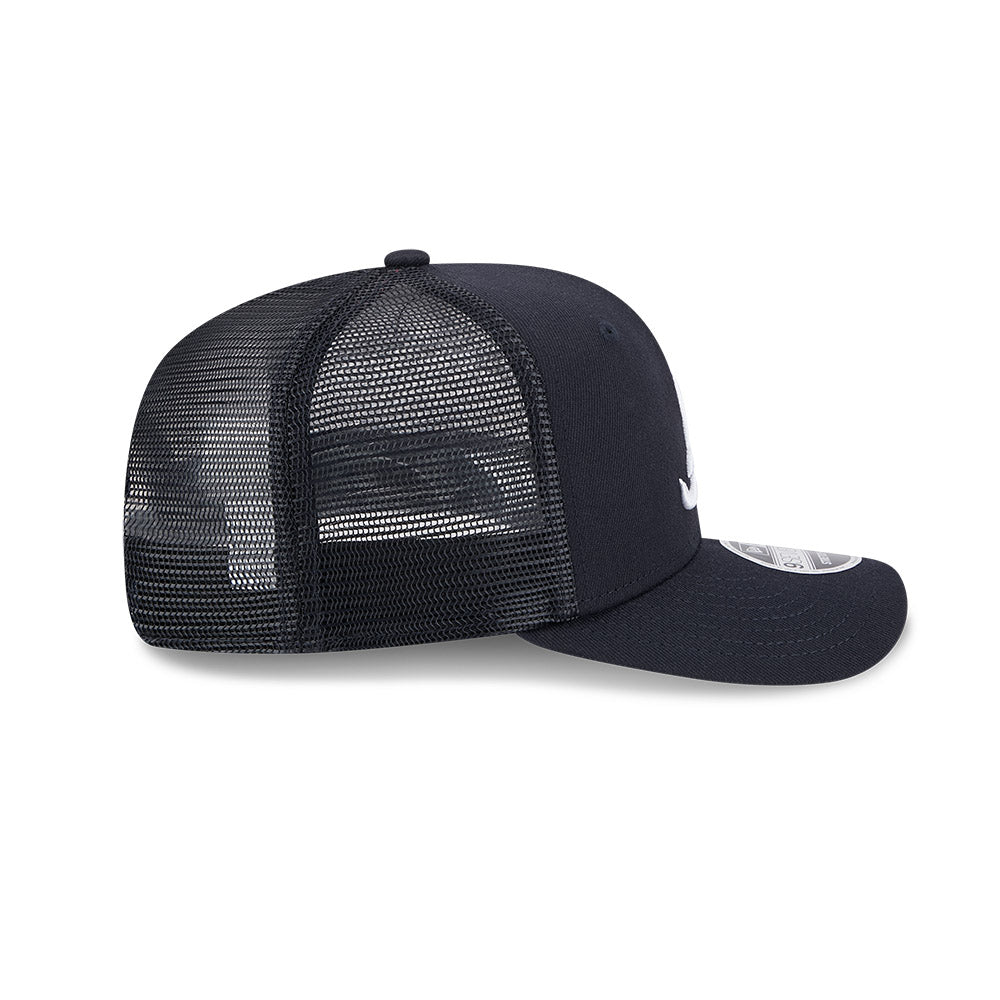 New Era 9SEVENTY stretch mesh snapback cap med Atlanta Braves logo og justerbar snaplukning, sort med røde detaljer