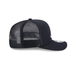 New Era 9SEVENTY stretch mesh snapback cap med Atlanta Braves logo og justerbar snaplukning, sort med røde detaljer