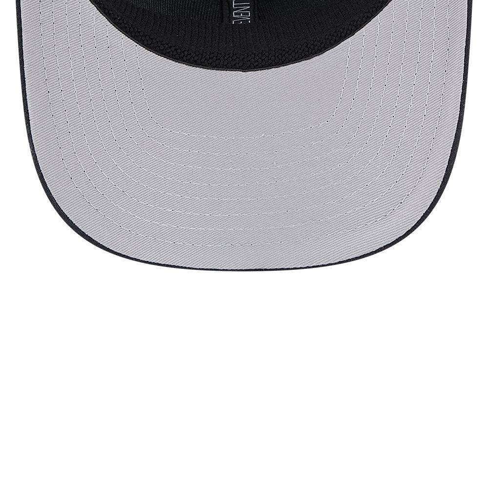 Damedragt New Era 9SEVENTY Stretch Mesh snapback-hat med Atlanta Braves logo, sort med mesh-paneler og justerbar rem