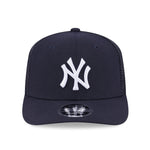 Navy New Era 9SEVENTY stretch mesh snapback cap med New York Yankees logo, afslappet og stilfuld til sport og fritid.