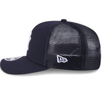 New Era 9SEVENTY stretch mesh snapback cap med New York Yankees-logo i navy farve, vist fra venstre side