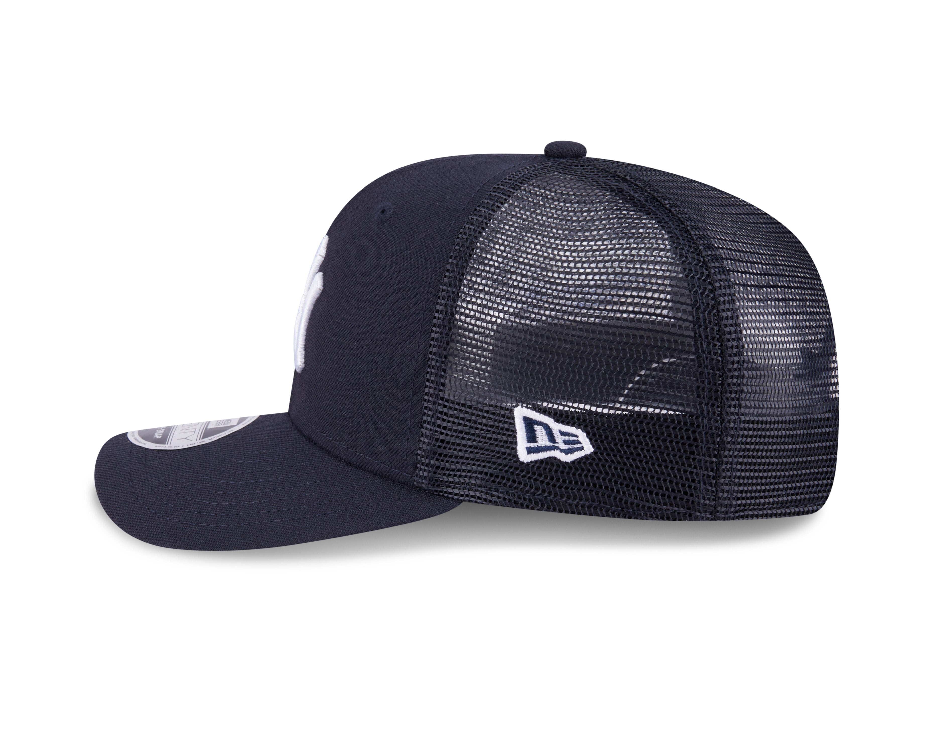 New Era 9SEVENTY stretch mesh snapback cap med New York Yankees-logo i navy farve, vist fra venstre side