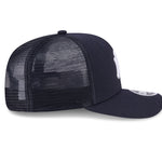 Navy New Era 9SEVENTY stretch mesh snapback cap med New York Yankees logo set fra højre side.