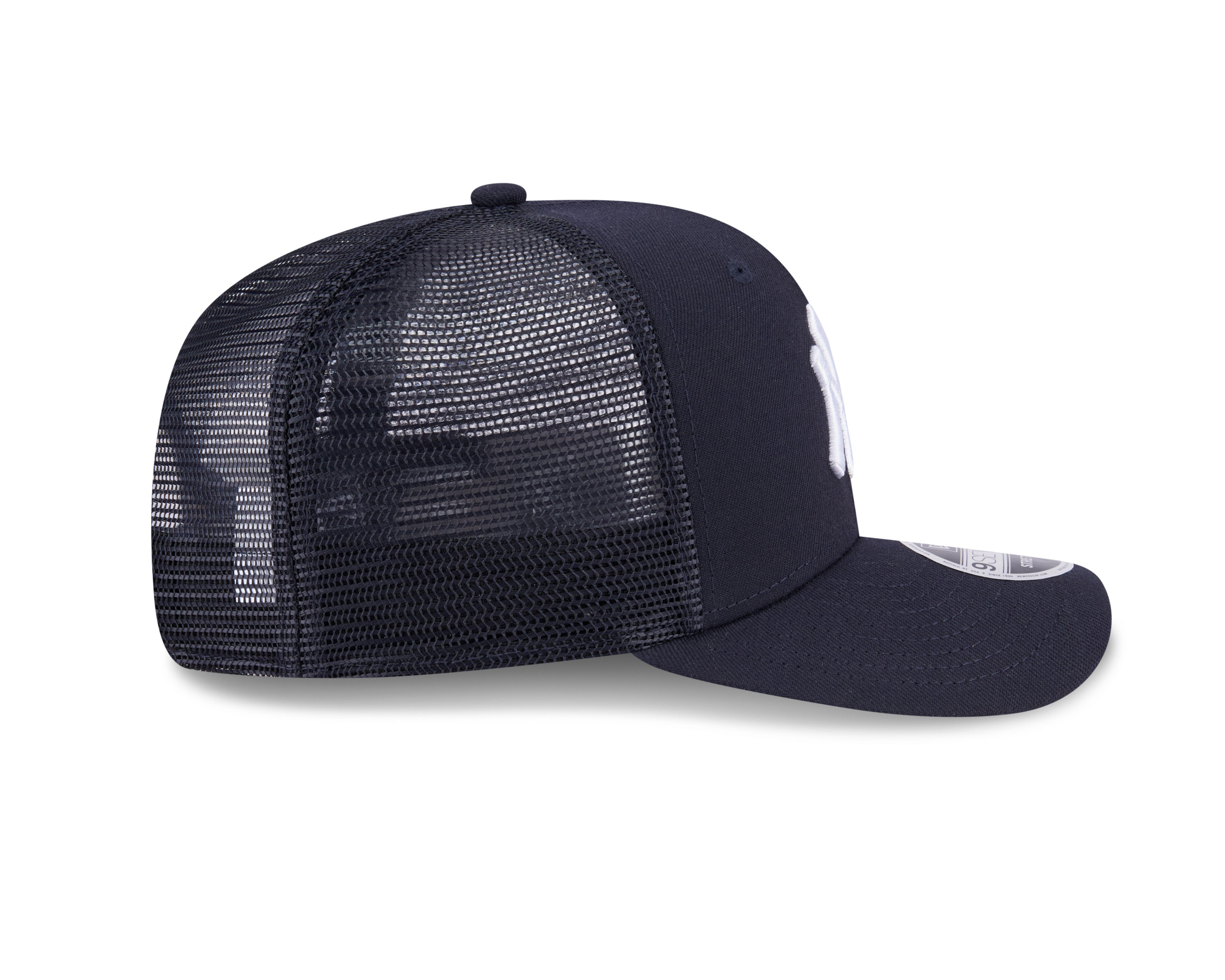 Navy New Era 9SEVENTY stretch mesh snapback cap med New York Yankees logo set fra højre side.