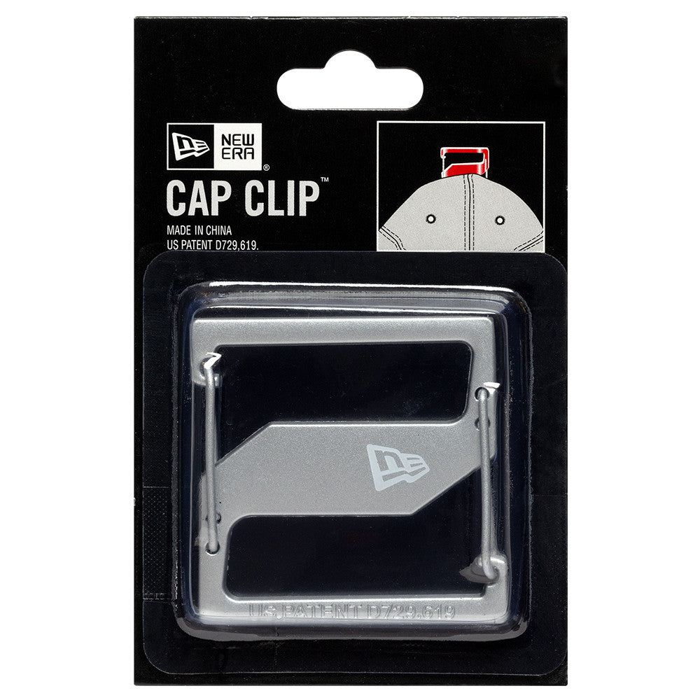 Sølvfarvet capclip fra New Era, tilbehør til kasket eller hat, synligt i billedet.